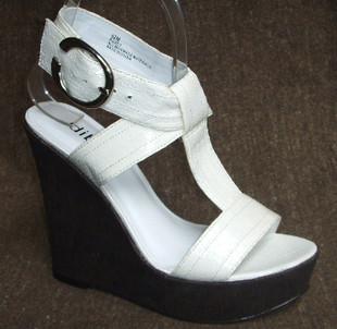 ����ǰ������10���׵��¸��߸�Ь��ɫ���ͼƬ