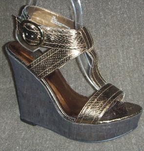 这是前后跟落差10厘米的坡跟高跟鞋古铜色款的图片