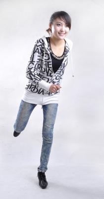 脚穿黑色内增高鞋的跑步中的时尚靓丽模特