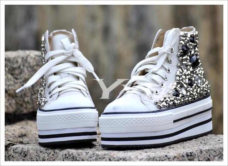 银白色钉珠版本隐形内增高鞋图片