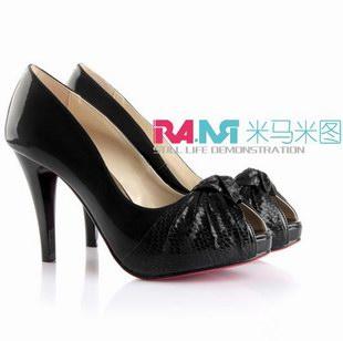 �����������صĺ�ɫ�߸�Ь