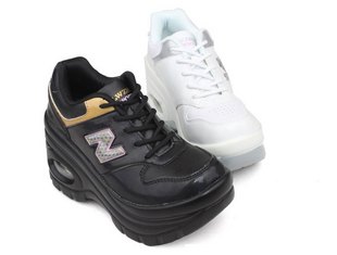 �Ա���һ��9���׸ߵ�������Ь