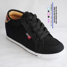 货号为9056的黑色小巧内增高鞋