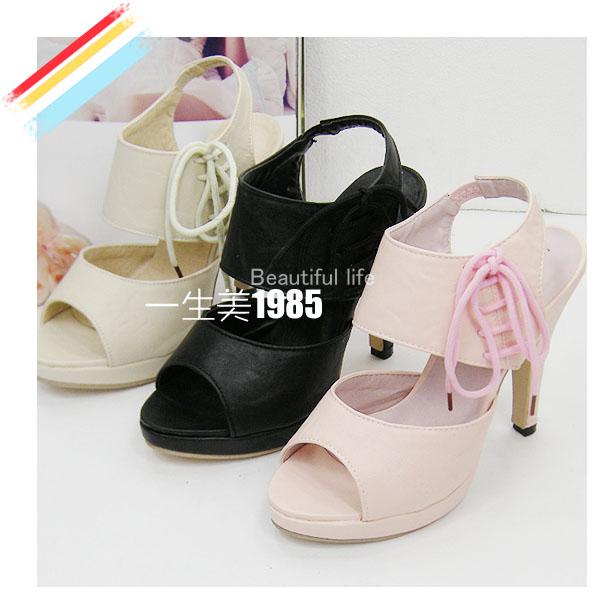 有三种颜色(白色、黑色、粉色)可选的同款高跟鞋