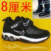 �Ա��ϳ�����һ��NIKE�˶���������Ь