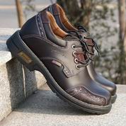 Զ��Ʒ���Ա�������һ����ʿ������Ь